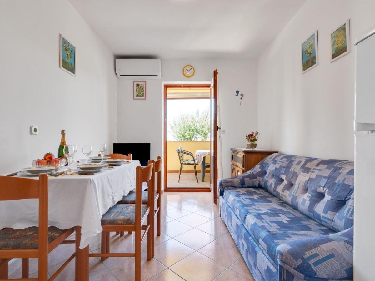 Secluded Apartment In Pore With Garden Porec Esterno foto